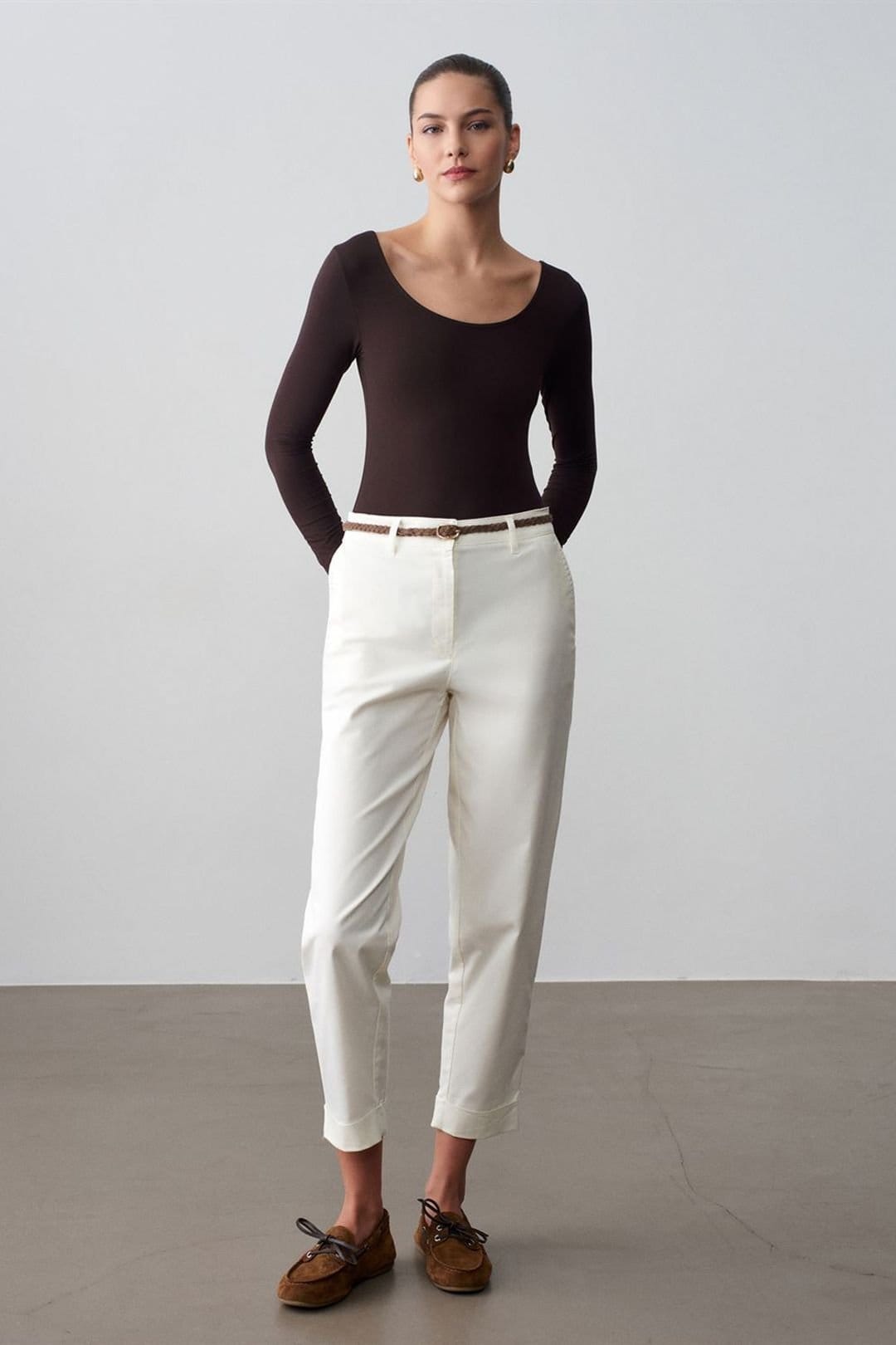 Dilvin Women's Belted Straight-Leg Gabardine Chinos in Off-White