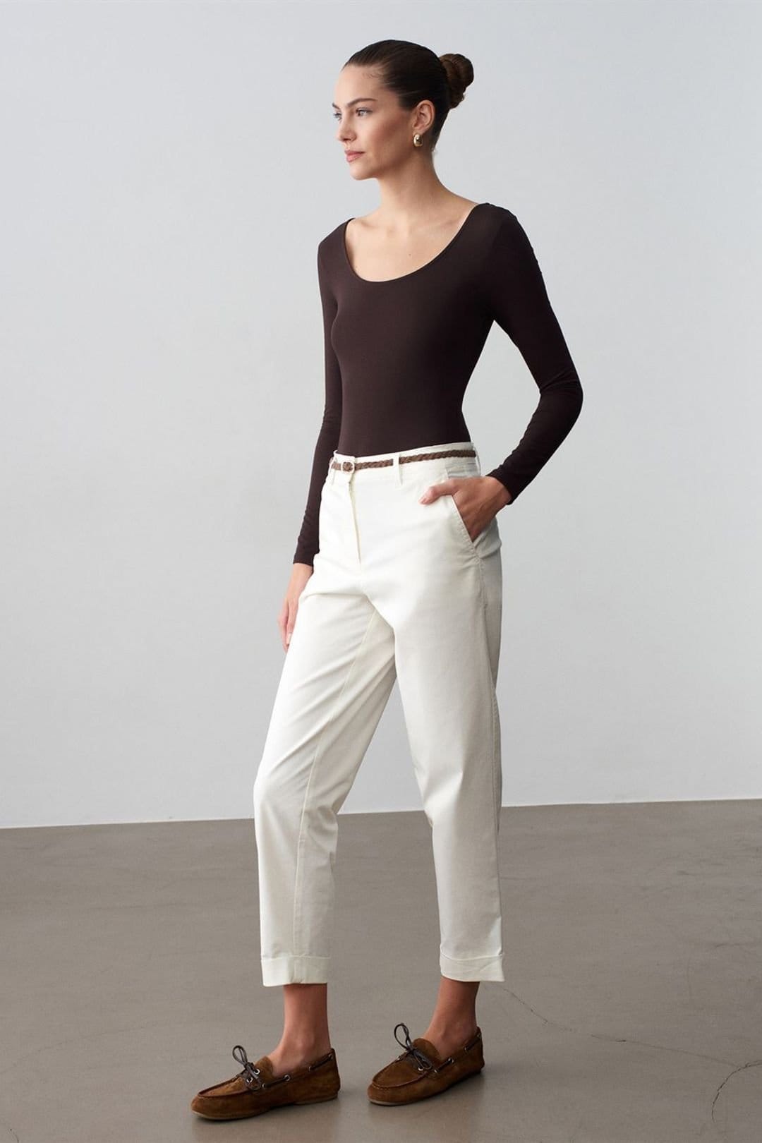 Dilvin Dilvin Women's Belted Straight-leg Gabardine Chinos in Off-White - 4