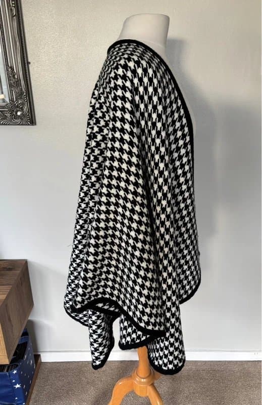 Moda In Pelle Moda in Pelle black & white houndstooth check cape / poncho
