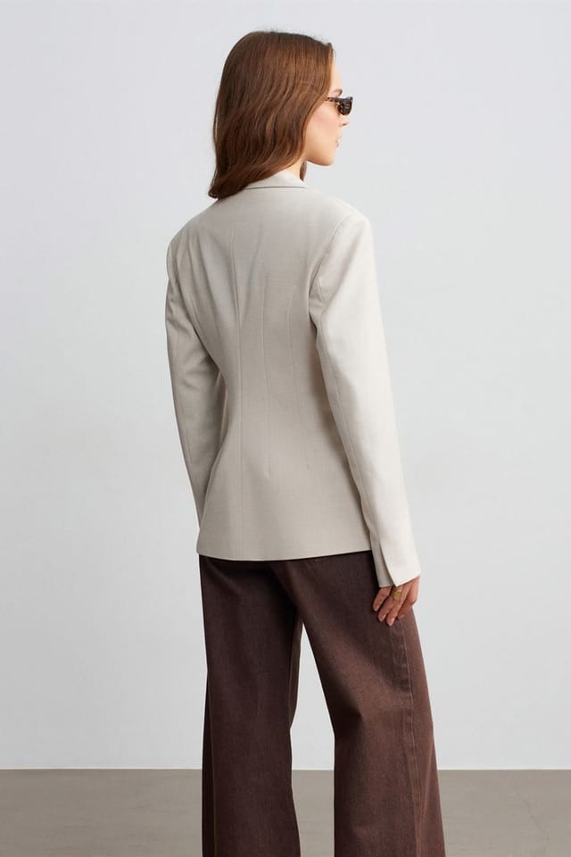 Dilvin Dilvin Women's Crepe Blazer Jacket in Medium Beige - 2