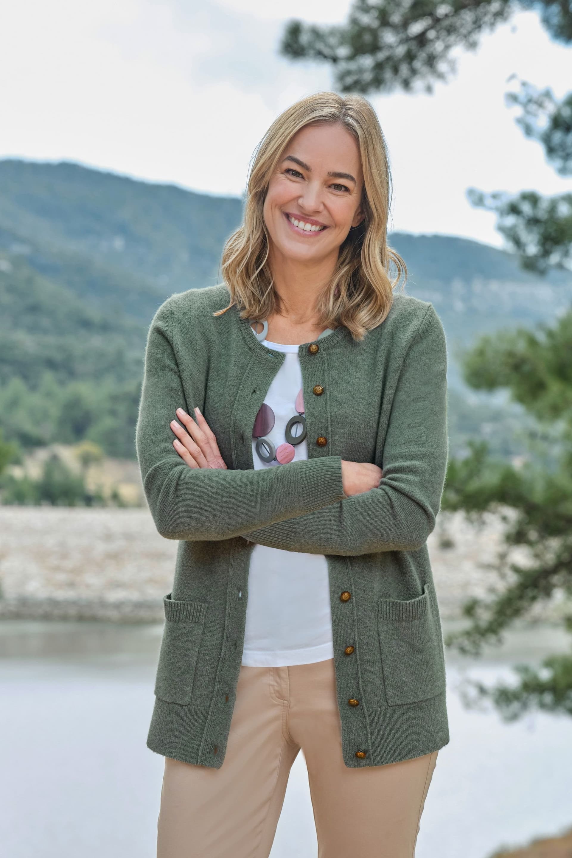WoolOvers WoolOvers Women's Lambswool Crew Neck Cardigan in Green