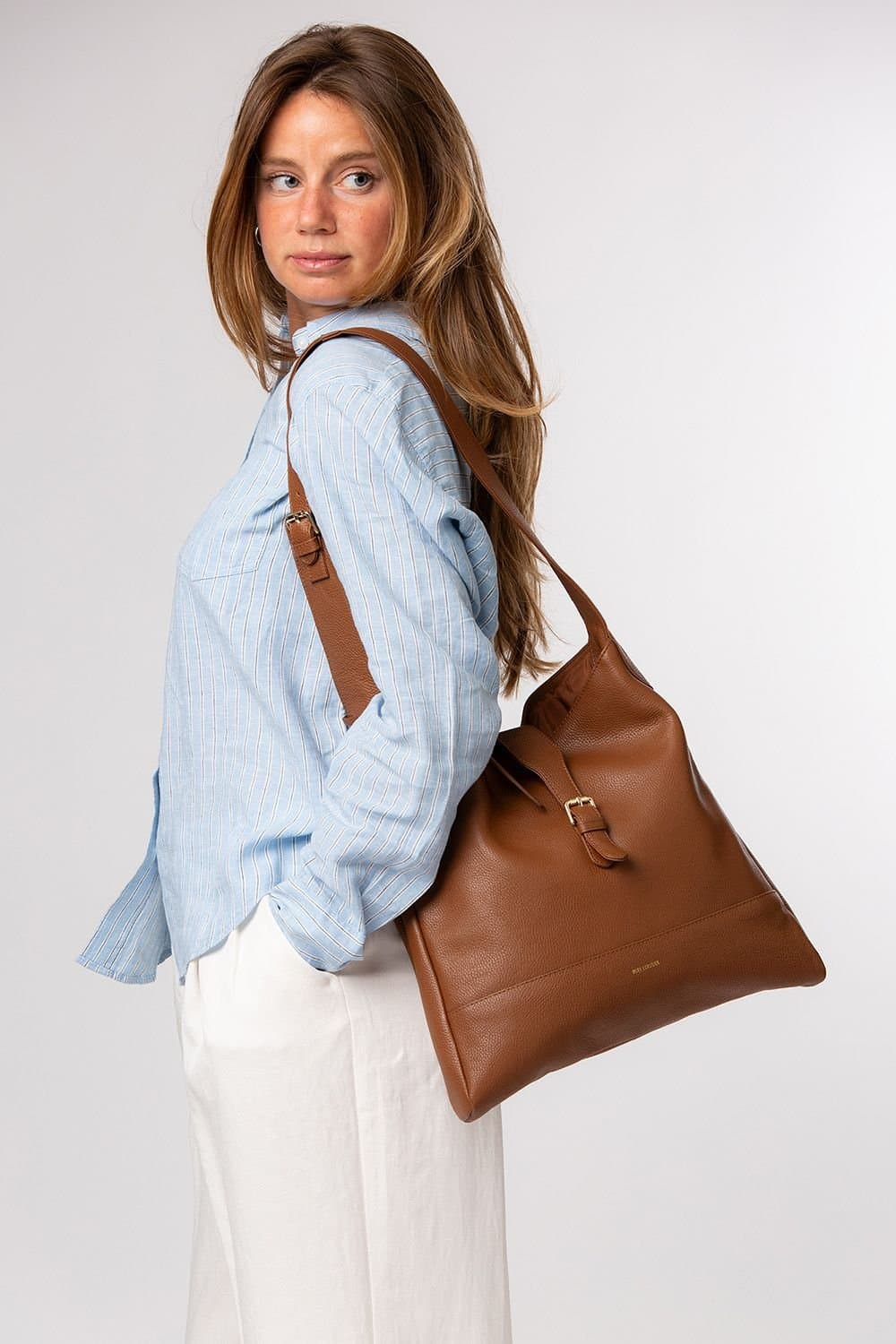 Pure Luxuries London Pure Luxuries London Women's 'Rowena' Leather Shoulder Bag in Tan