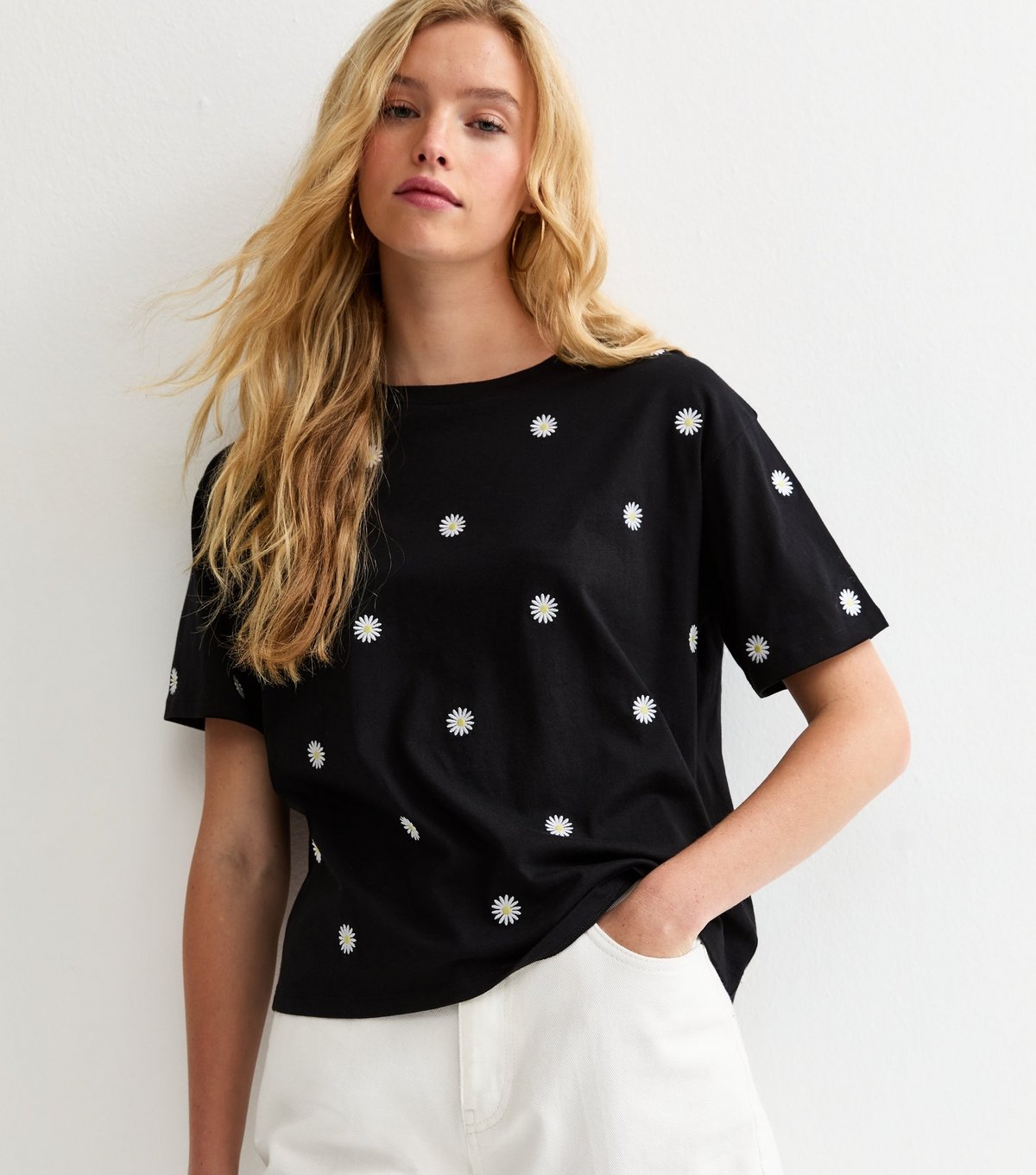 New Look Women's Black Daisy Embroidered Boxy Fit T-Shirt New Look - 1