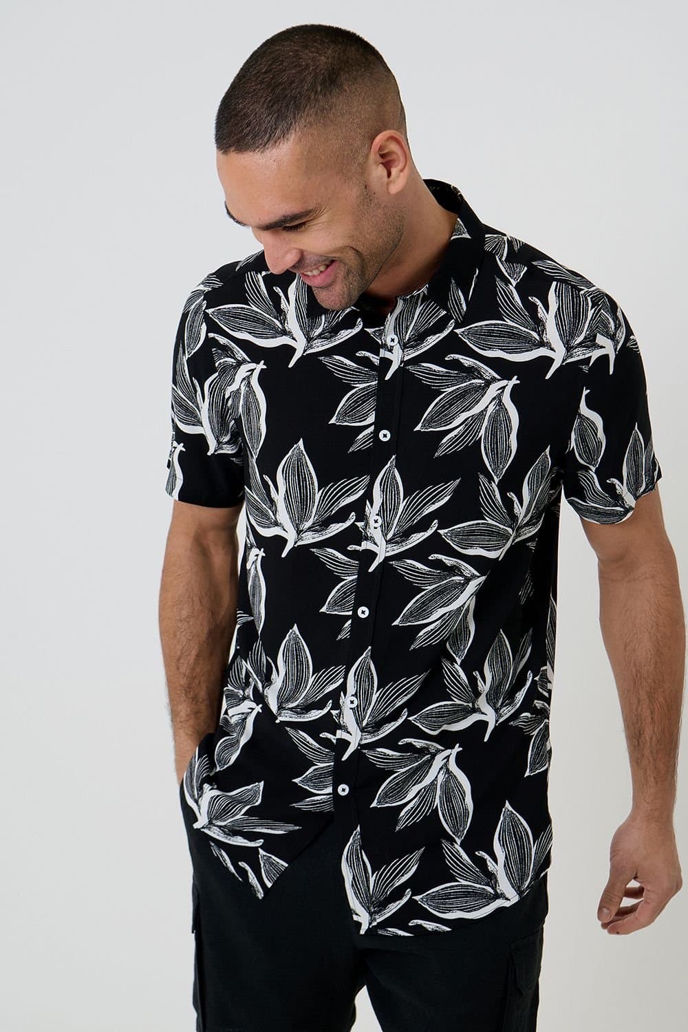 Threadbare Threadbare Men's Leaf Print Short Sleeve Shirt in Black