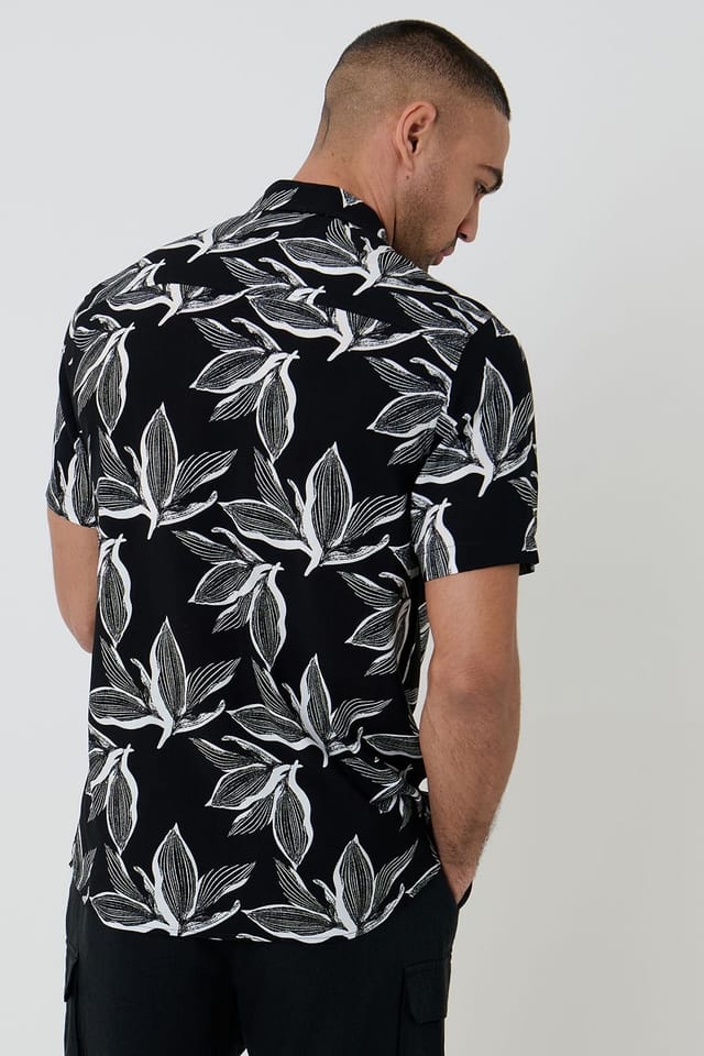 Threadbare Threadbare Men's Leaf Print Short Sleeve Shirt in Black - 2
