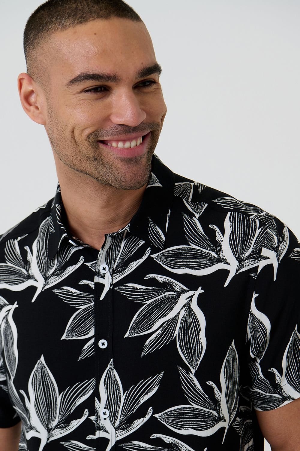 Threadbare Threadbare Men's Leaf Print Short Sleeve Shirt in Black - 4