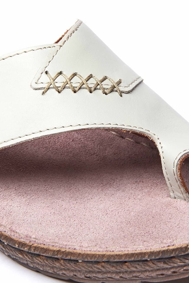 Moshulu Moshulu Women's 'Seville Classic 2' Toe-Loop Comfort Sandals in White - 3