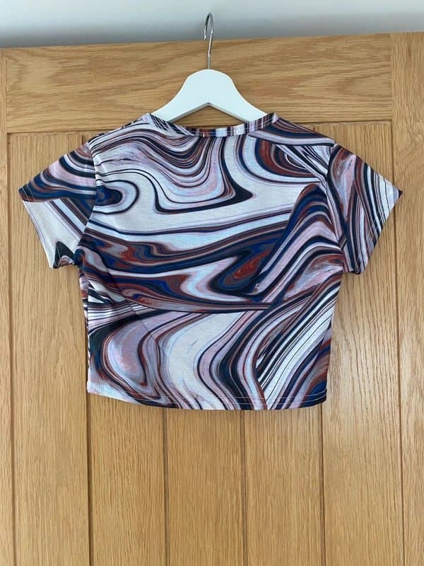 PrettyLittleThing Lilac swirl pattern cropped T-shirt
