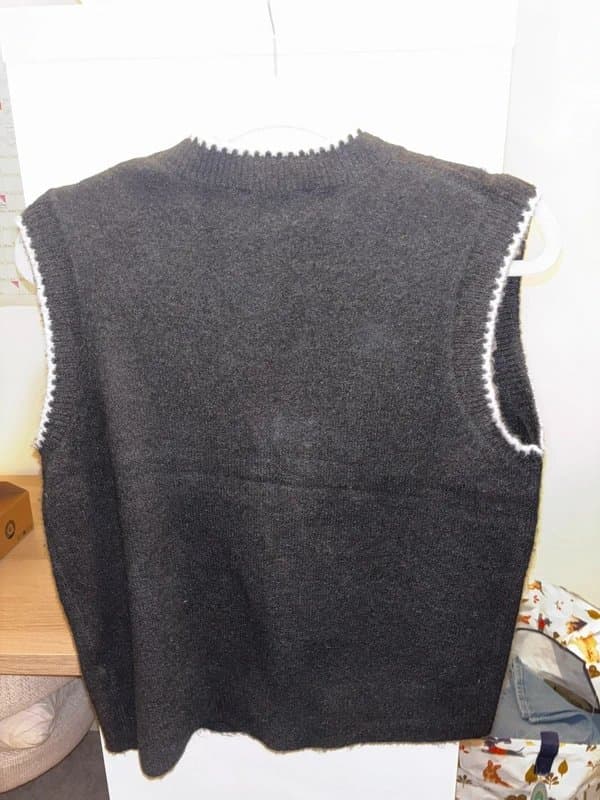 New Look Blank and white blanket stitch knit waistcoat