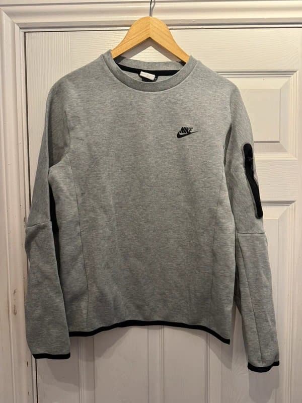 Nike Nike tech sweatshirt size small mens/Teenage boys great condition hardly worn no marks excellent