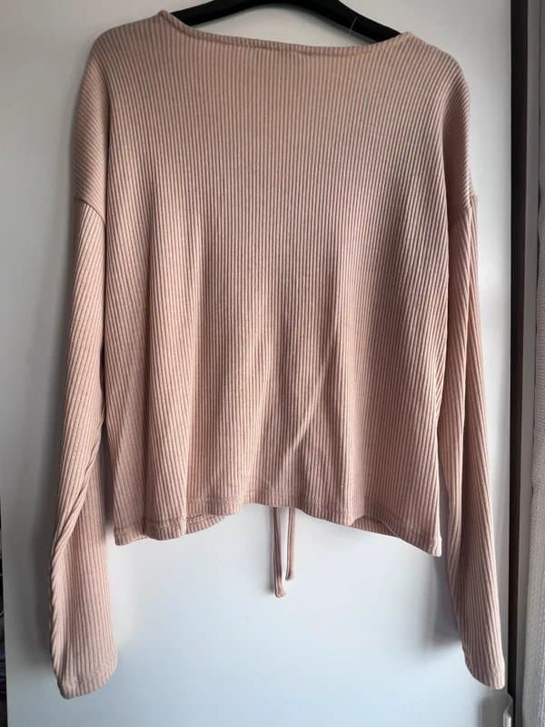 New Look New Look long sleeve ruched middle top. Size M