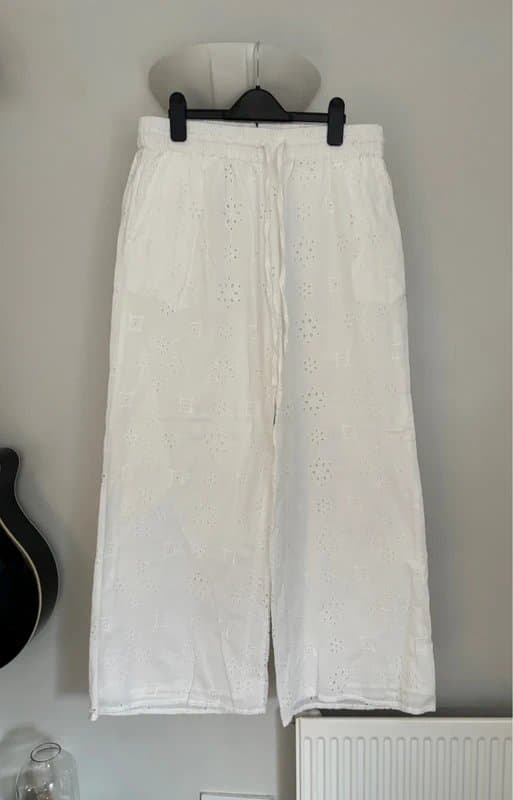 Primark BNWT white broderie anglaise cotton wide leg trousers - size M