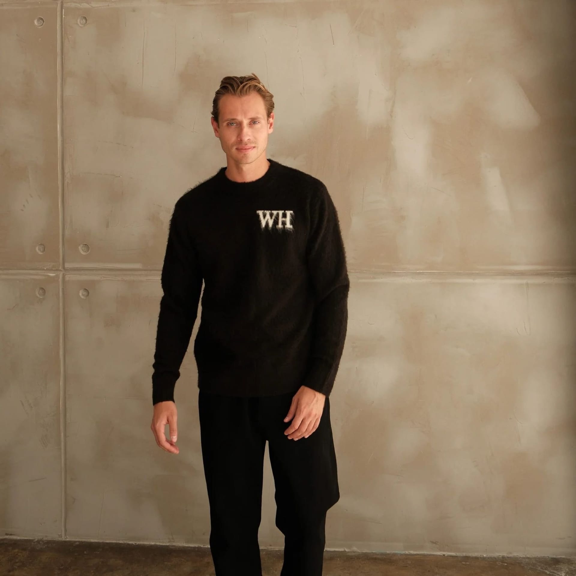 Walker & Hunt Walker & Hunt Men's WH Crewneck in Black - 4