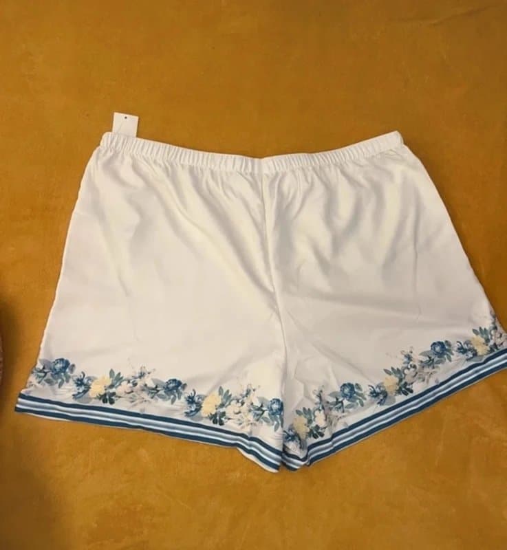 Abercrombie & Fitch Shorts with floral print in satin