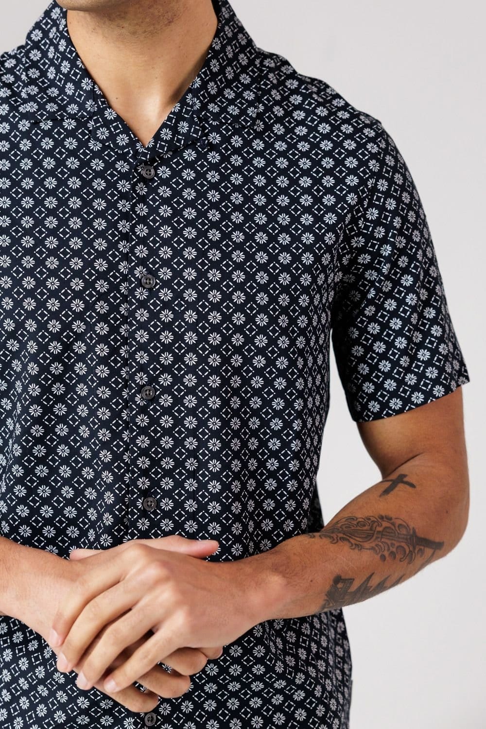 French Connection French Connection Men's Square Floral Print Short Sleeve Shirt in Navy - 4