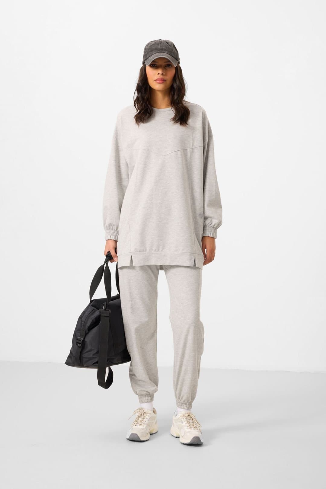 Tommy Life Tommy Life Women's Oversized Fleece Sweatshirt & Pants Set in Light Grey