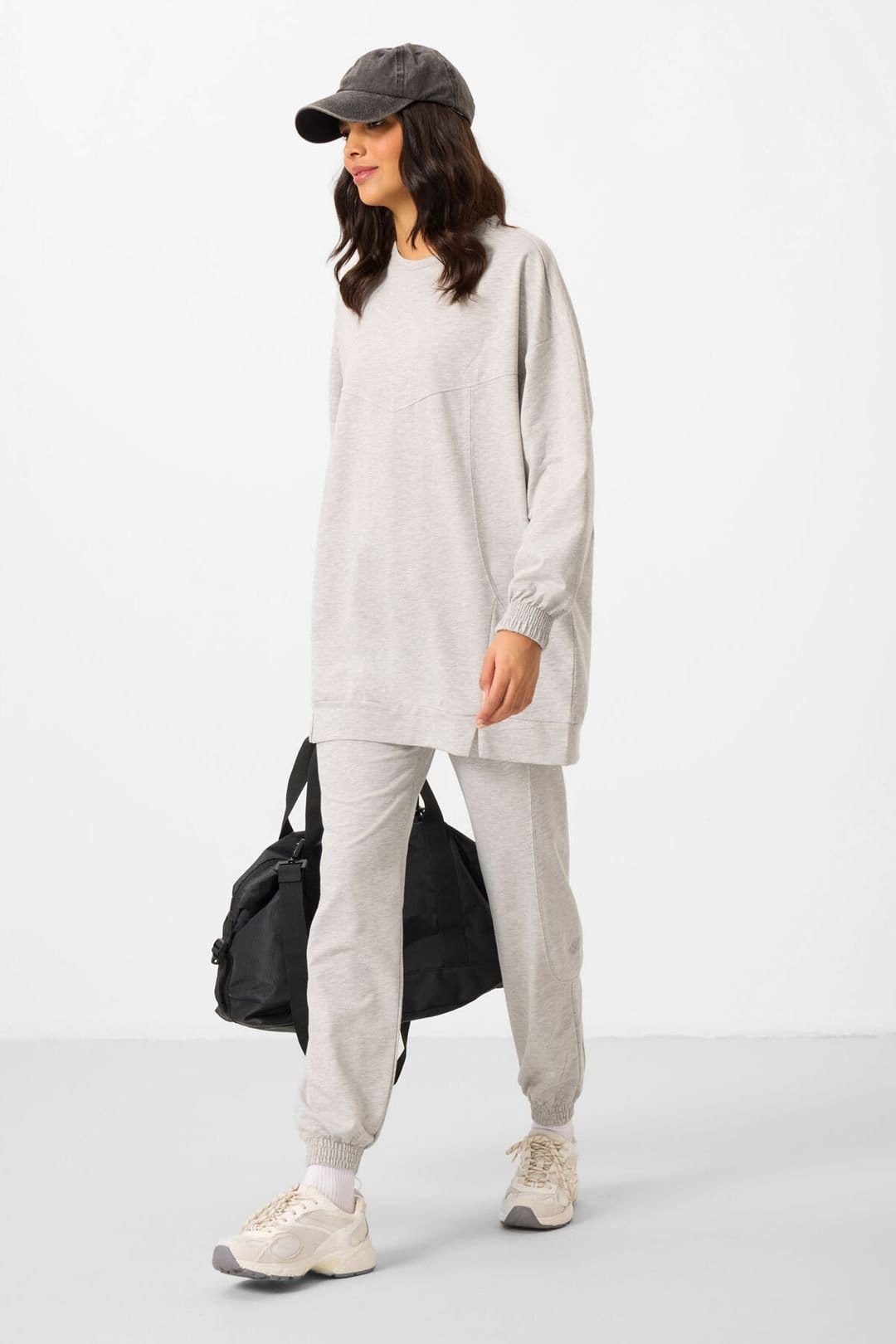 Tommy Life Tommy Life Women's Oversized Fleece Sweatshirt & Pants Set in Light Grey - 4