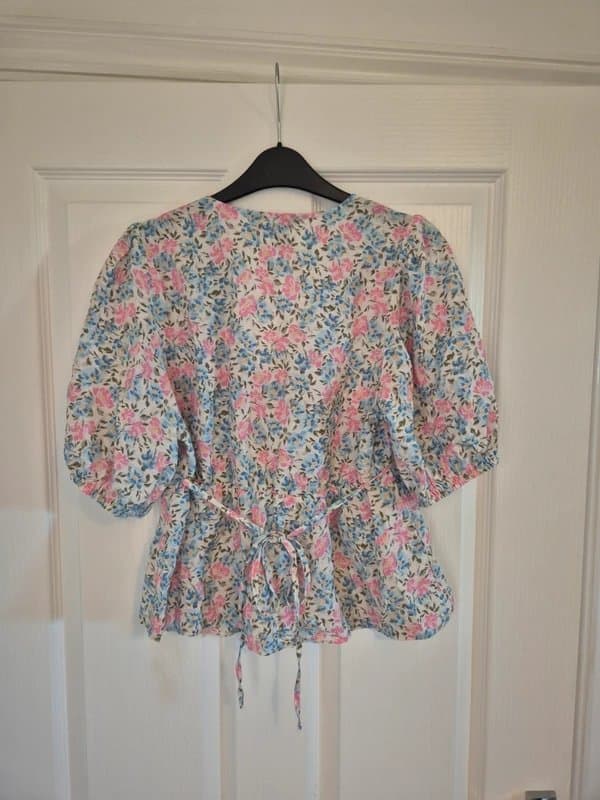 New Look Floral short sleeved peplum top