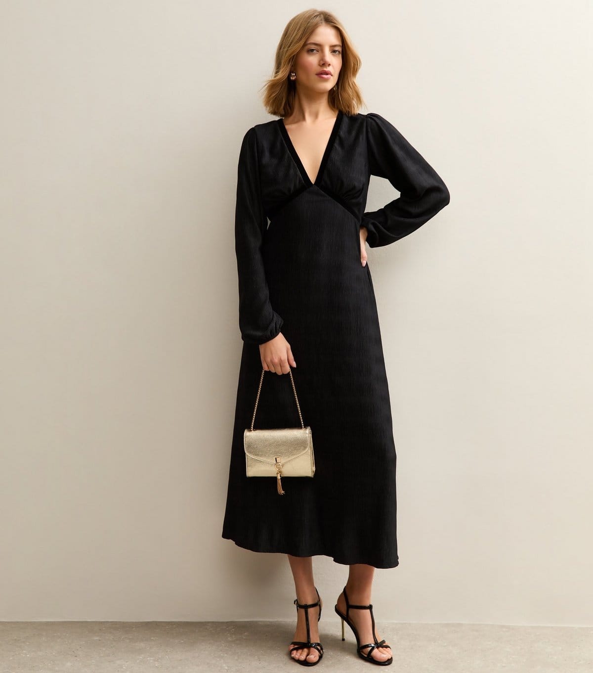 New Look Black Plisse V-Neck Midi Dress