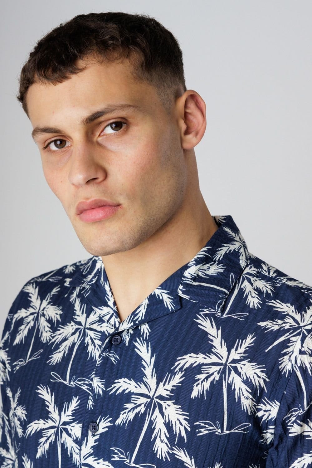Tokyo Laundry Tokyo Laundry Men's Relaxed Button-Up Palm Print Holiday Shirt in Navy - 4