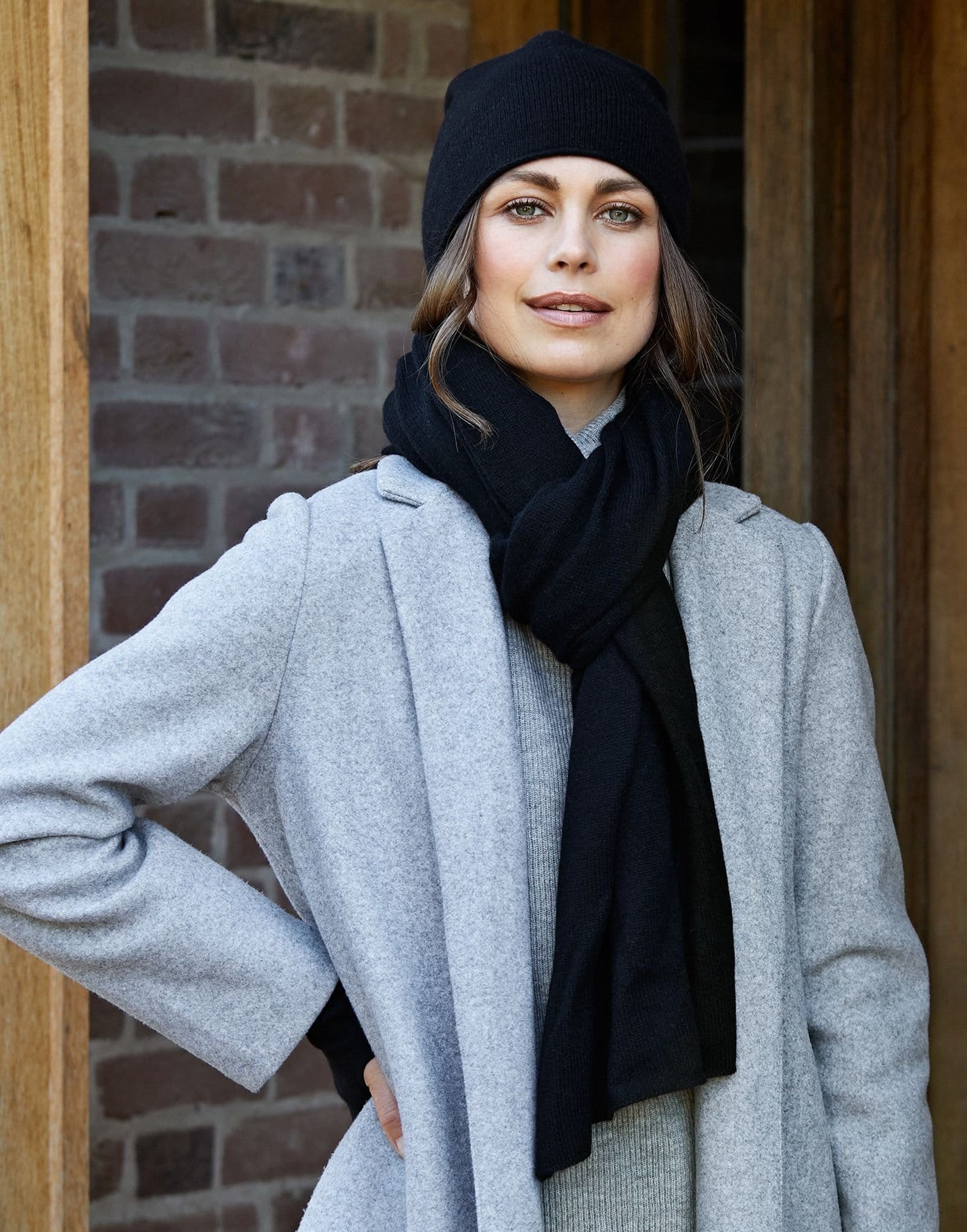 Cove Cove Women's Lola Cashmere Travel Wrap in Black - 1