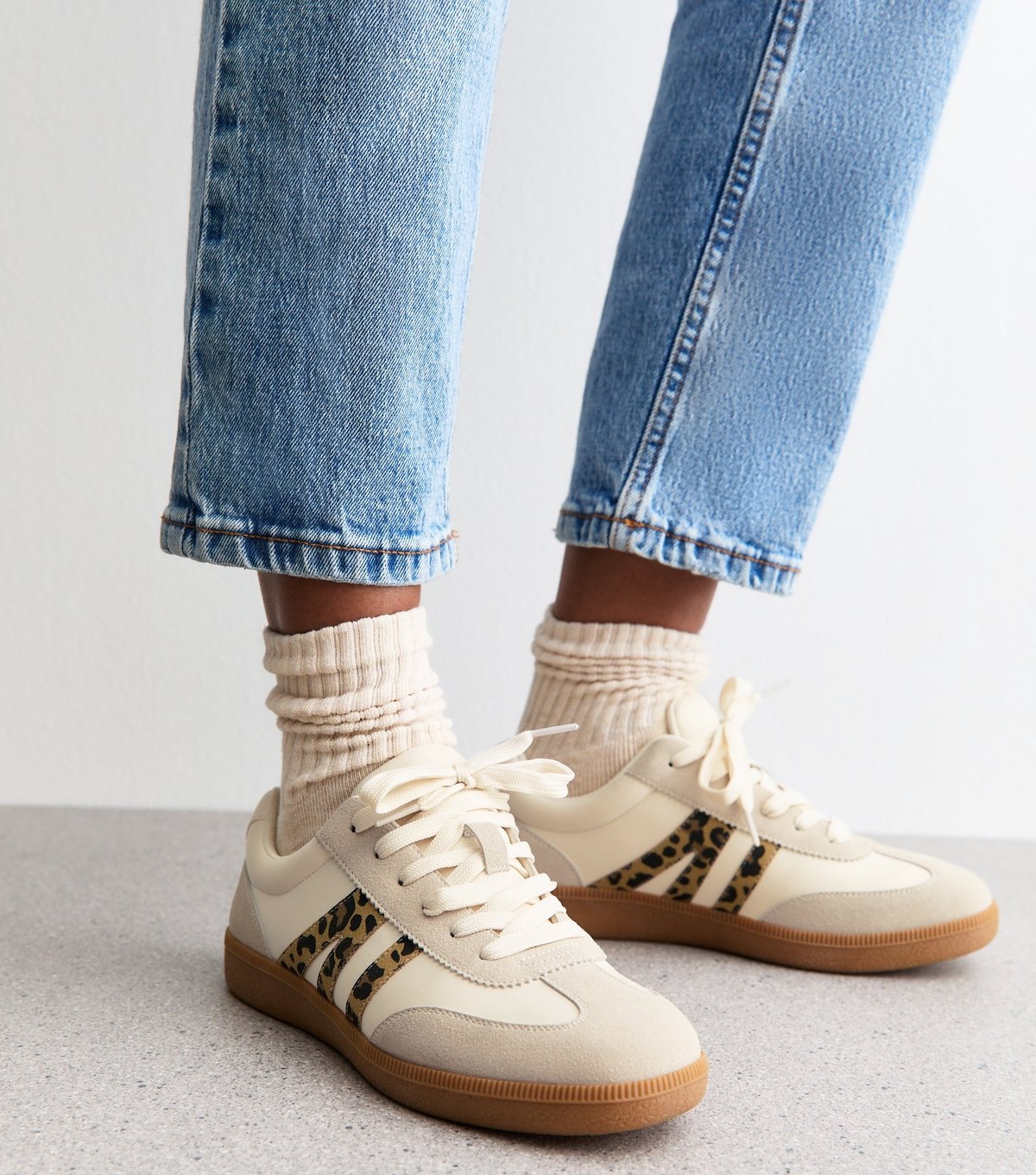 New Look Women's Stone Contrast Stripe Low Top Trainers Vegan New Look - 2