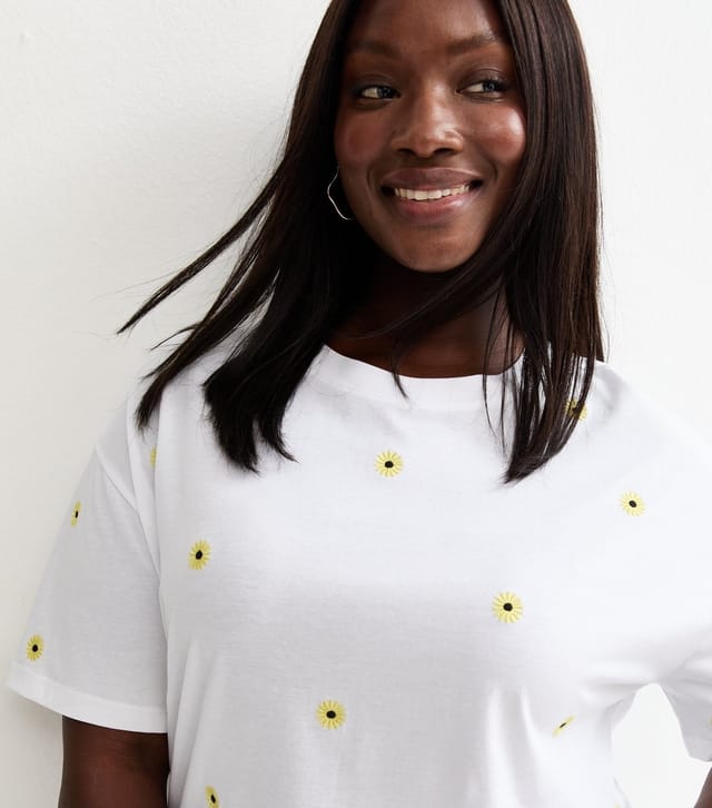 New Look Women's Plus Size White Daisy Embroidered Boxy T-shirt Curves New Look - 2