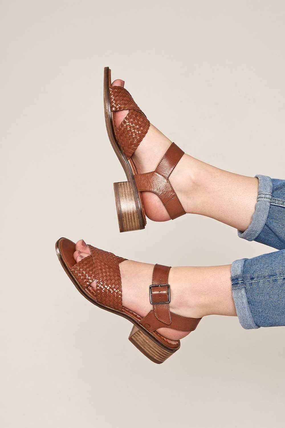 Moshulu Moshulu Women's 'Sapporo' Heeled Leather Sandals in Tan