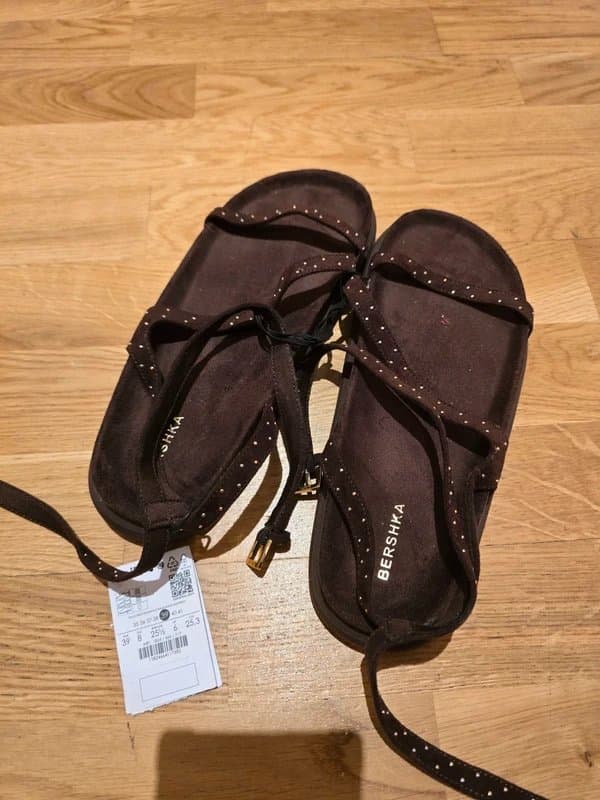 Bershka Bershka Studded flat sandals