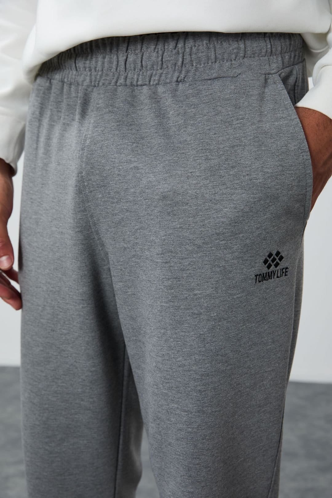 Tommy Life Tommy Life Men's Solid Fleece Sweatpants in Grey - 4