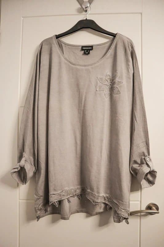 Mia moda Mia Moda Size 24 Stone embroidered tunic top