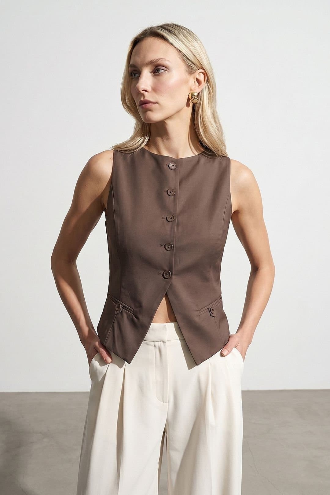 Dilvin Dilvin Women's Fitted Crop Waistcoat in Chocolate