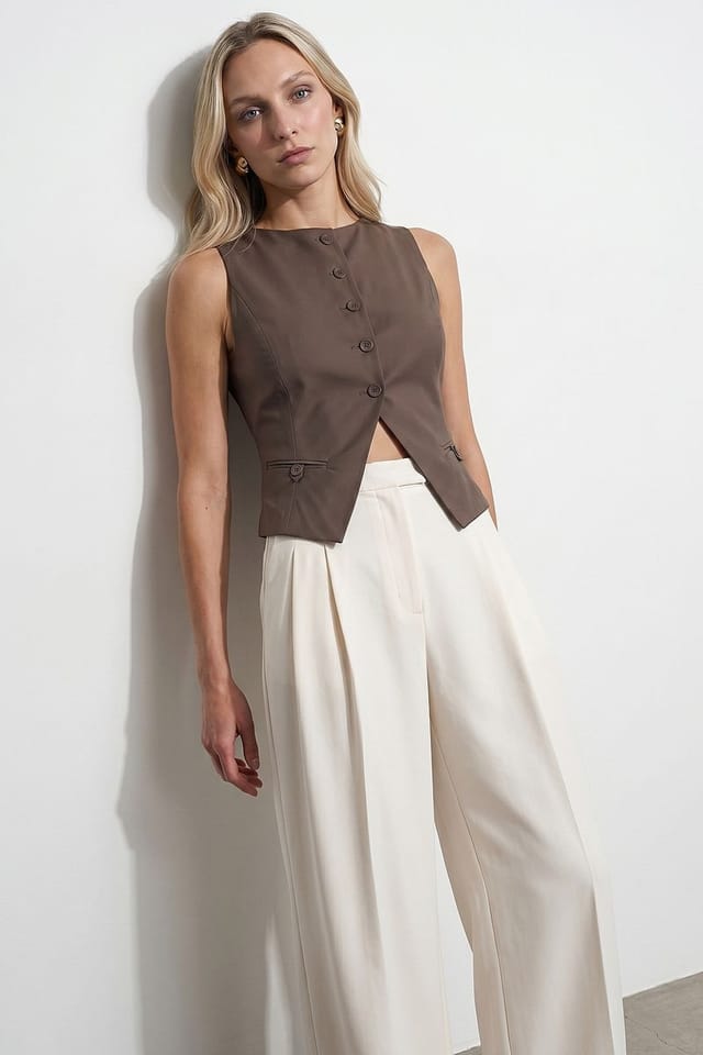 Dilvin Dilvin Women's Fitted Crop Waistcoat in Chocolate - 2