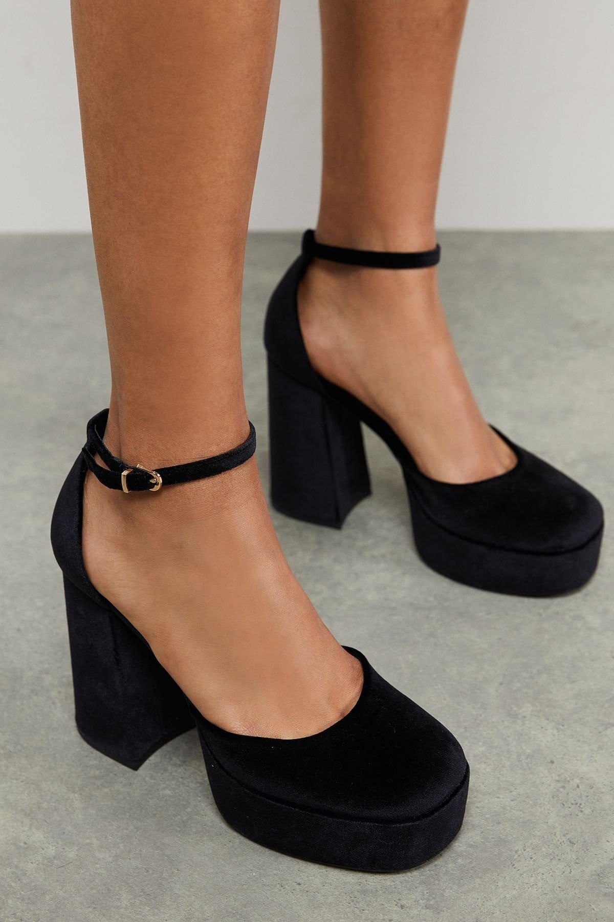 Faith Faith Women's : Cadence Velvet Closed Toe Chunky Platform Heeled Shoes in Black - 4