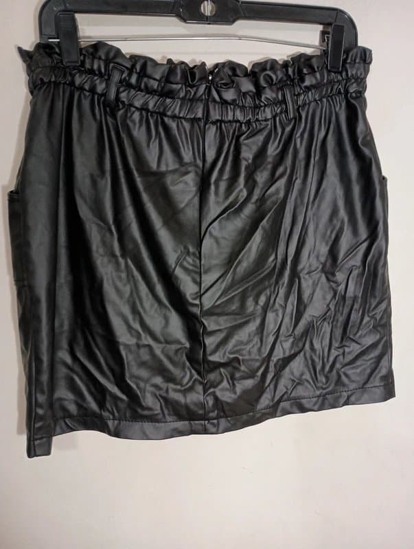 New Look New Look women's size large black faux leather mini skirt