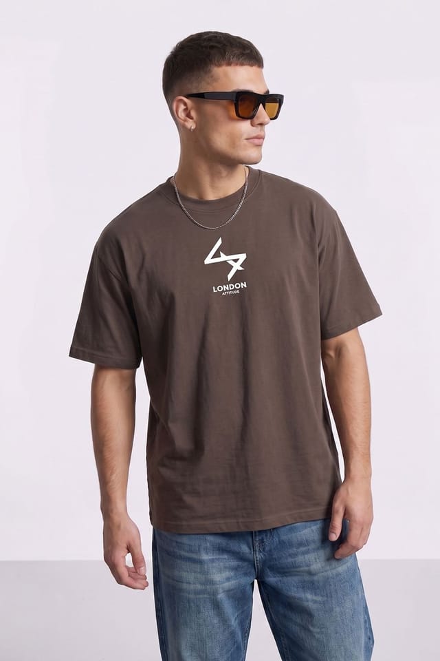 LONDON ATTITUDE LONDON ATTITUDE Men's Oversized Heavyweight T-Shirt with Varsity Back Print in Chocolate - 2