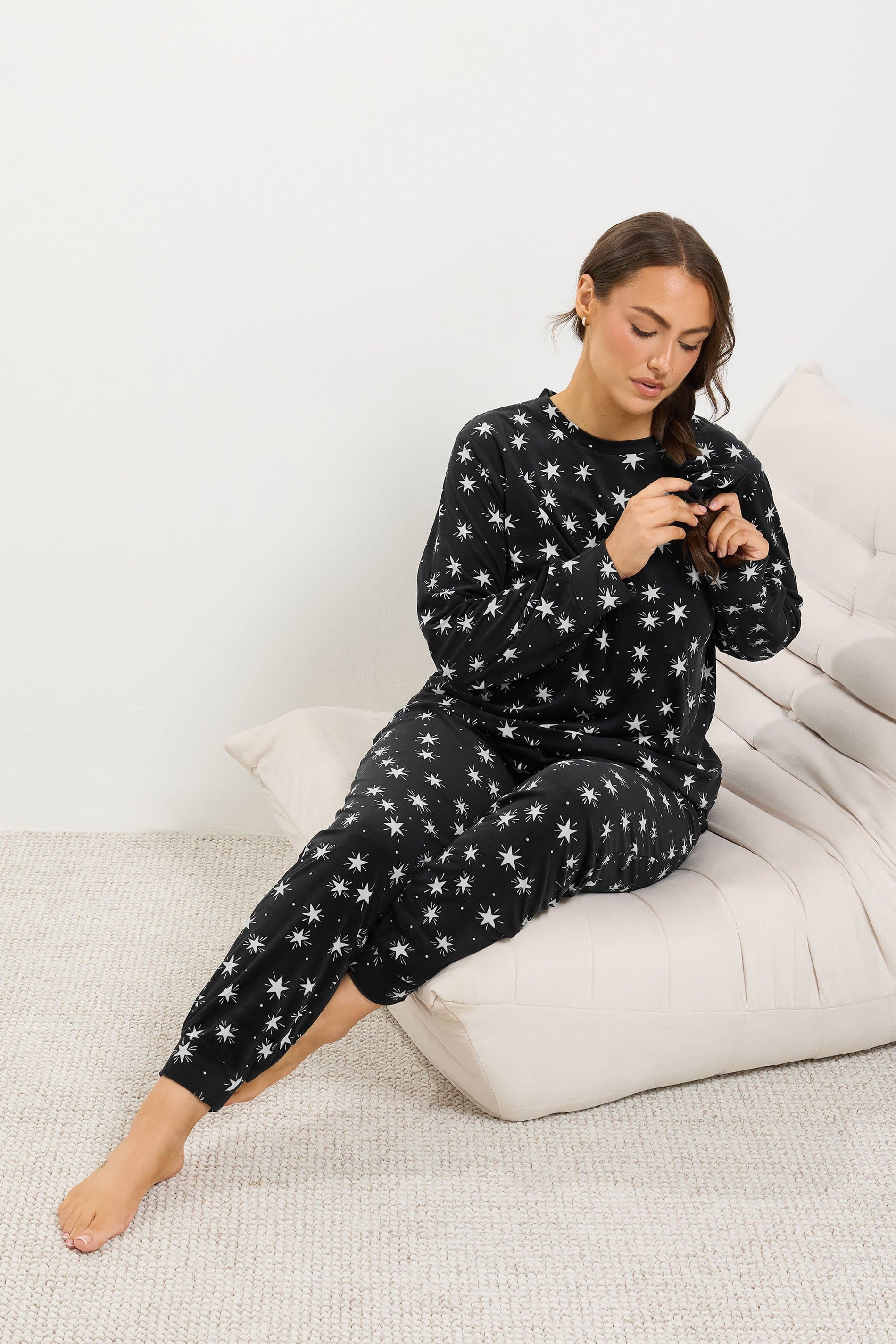Yours Plus Size Black Star Print Lightweight Fleece Pyjama Set