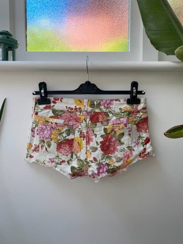 Topshop Vintage Topshop MOTO floral print denim hot pant shorts, low rise W26