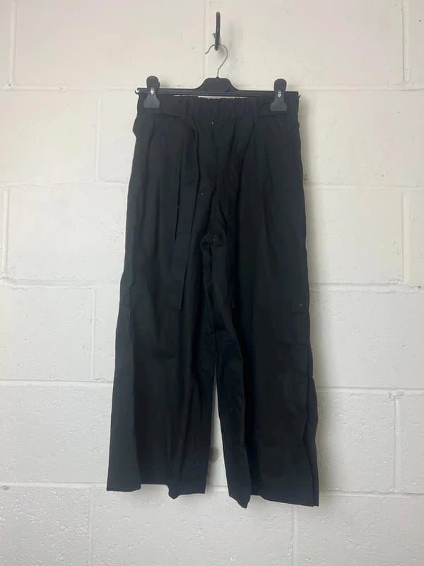 Bershka bershka black cropped trousers with elastic waist with tags