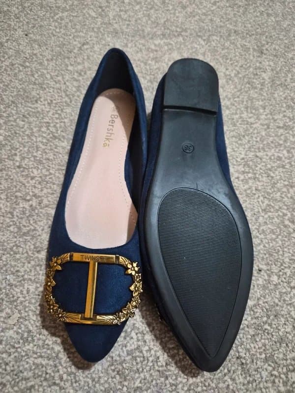 Bershka Stunning pair of Bershka velvet flat shoes, size 38