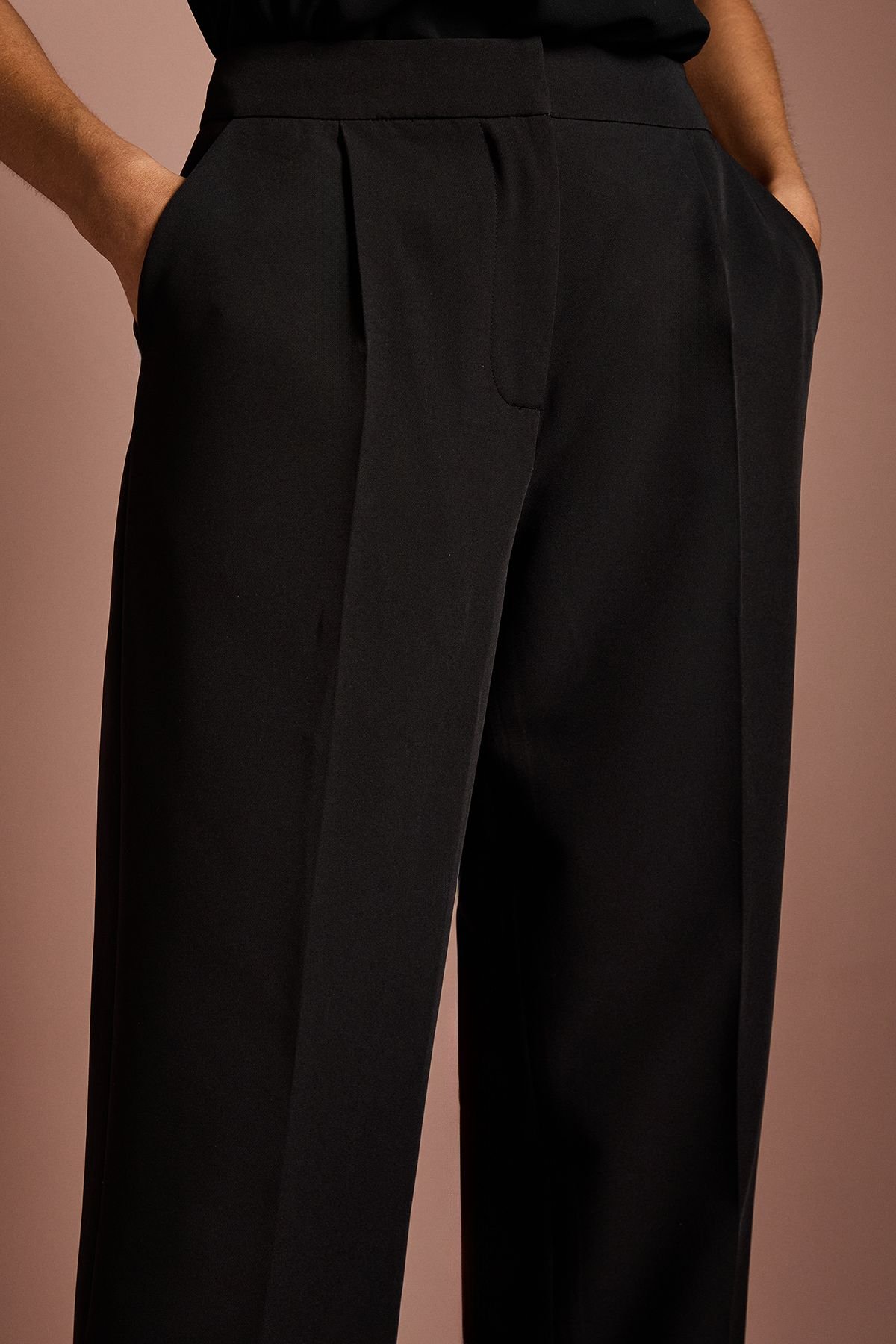 Coast Coast Women's Pleat Front Straight Leg Formal Trouser in Black - 4