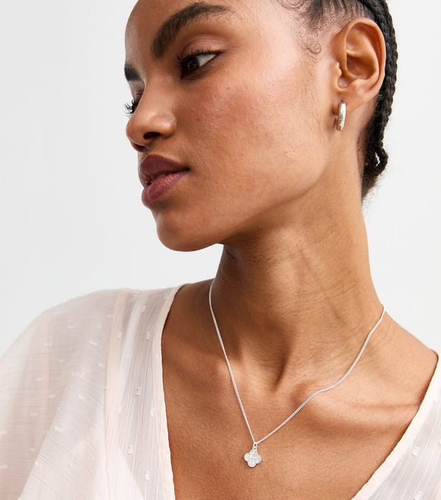 New Look Silver Tone Crystal Flower Necklace New Look - 2