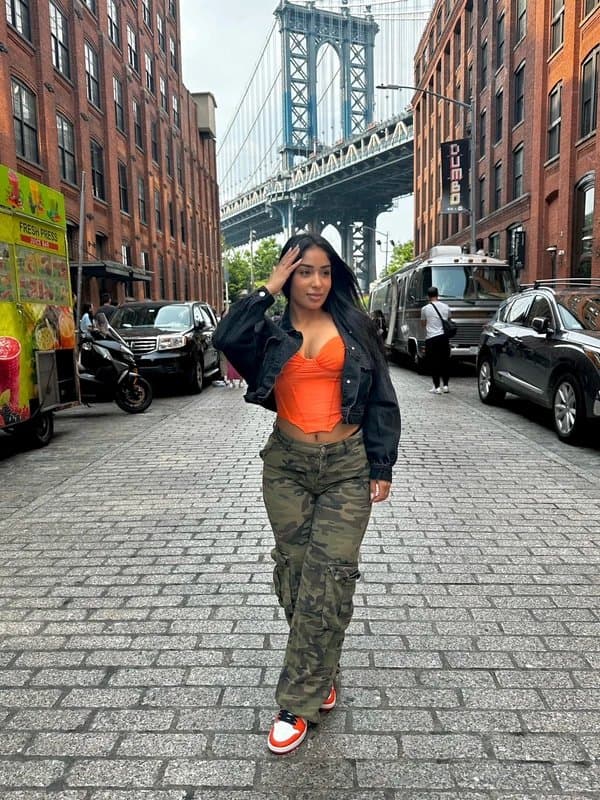 Bershka Full outfit. Cargo pants + corset top + cropped denim jacket