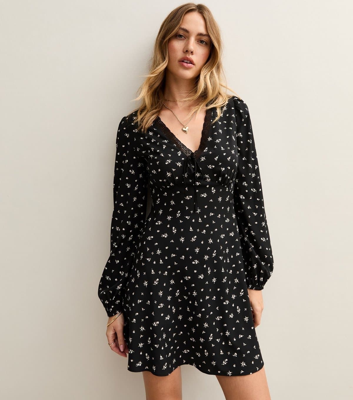 New Look Women's Black Floral Print Crepe Long Sleeve Mini Dress New Look