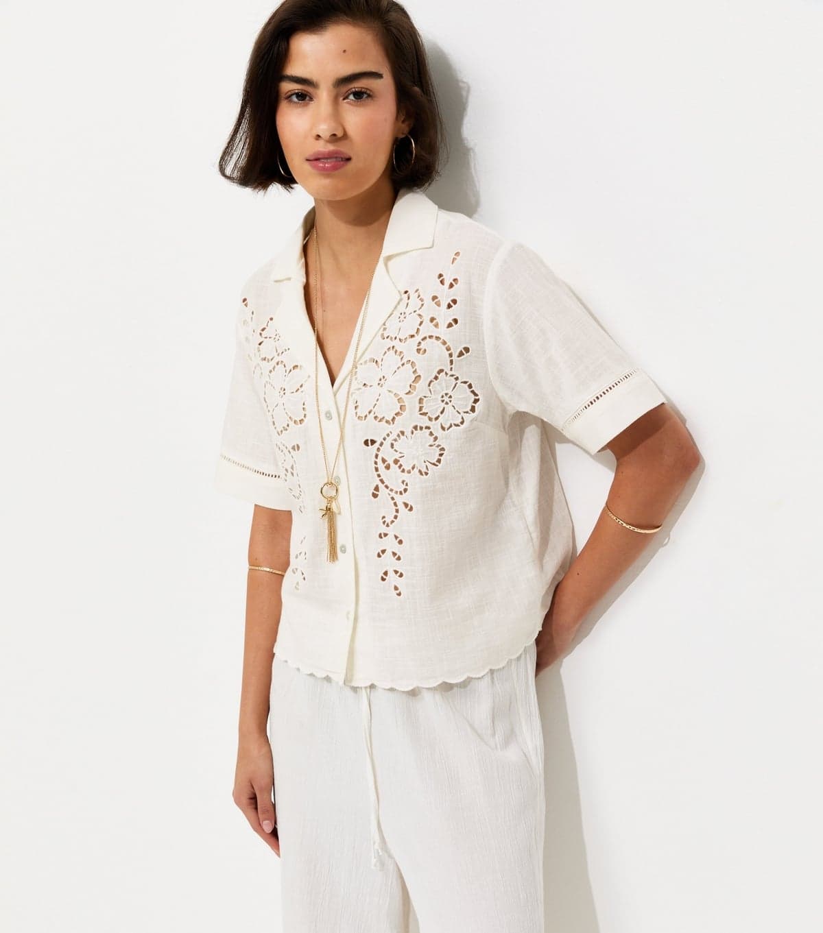 New Look Women's Off White Lightweight Cutwork Crop Scallop Hem Shirt New Look