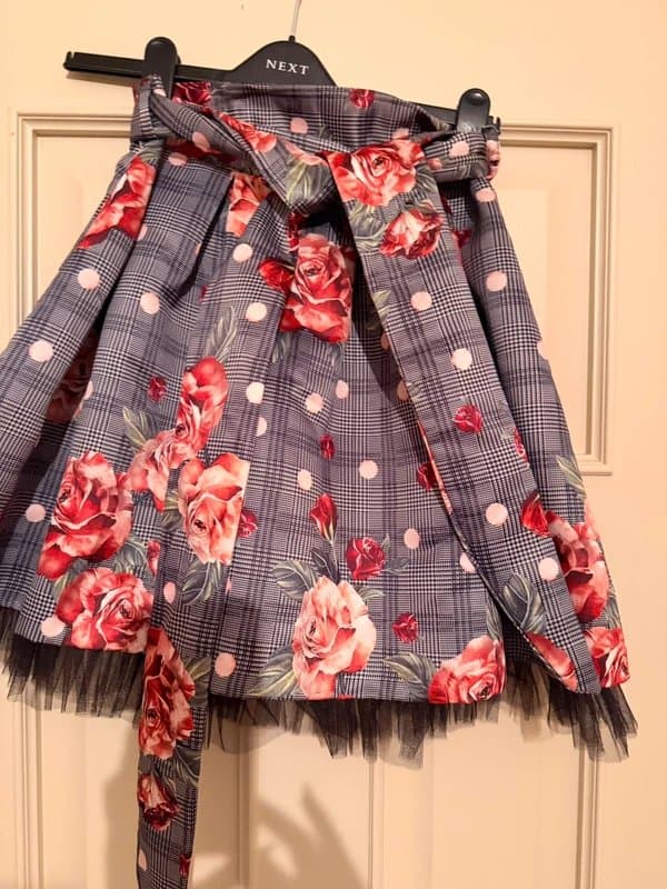 Source Unknown Gorgeous floral mini skirt with net underskirt