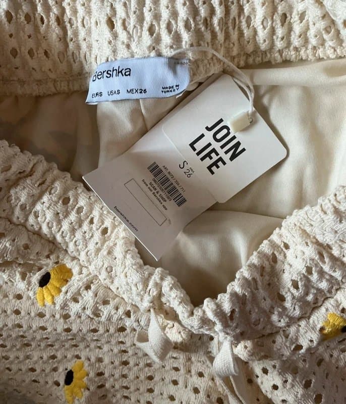 Bershka New Bershka Cream Daisy Crochet Shorts - Size Small
