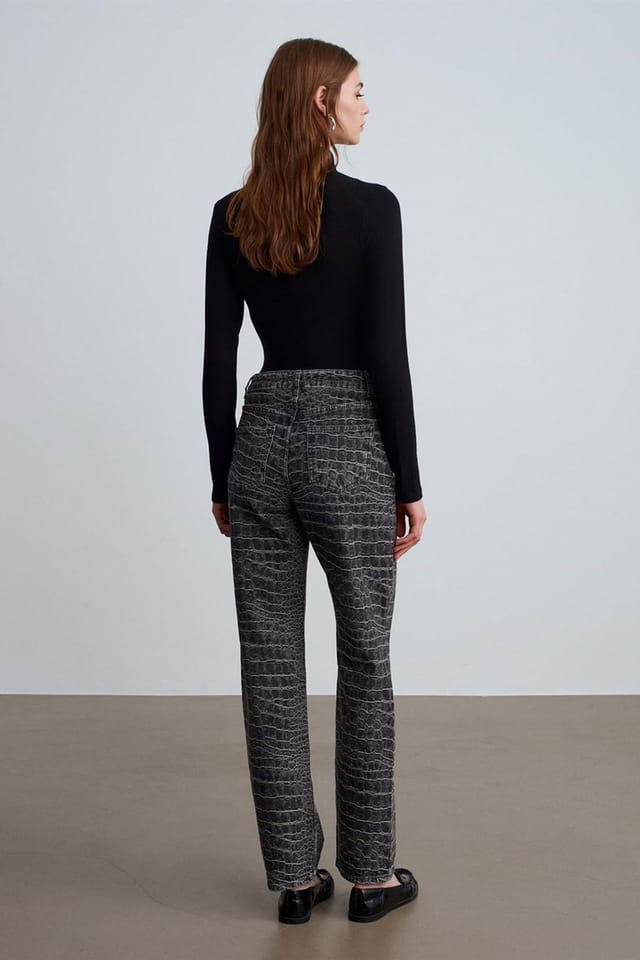 Dilvin Dilvin Women's High-Waist Straight Leg Textured Jeans in Charcoal - 2
