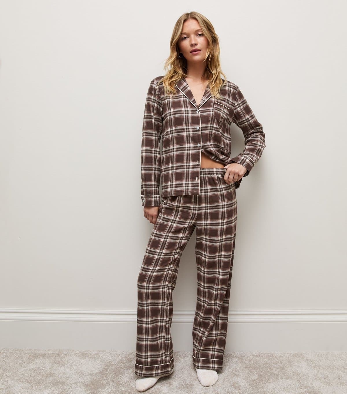 New Look Women's Brown Cotton Rich Check Revere Collar Long Sleeve and Trousers Pyjama Set New Look