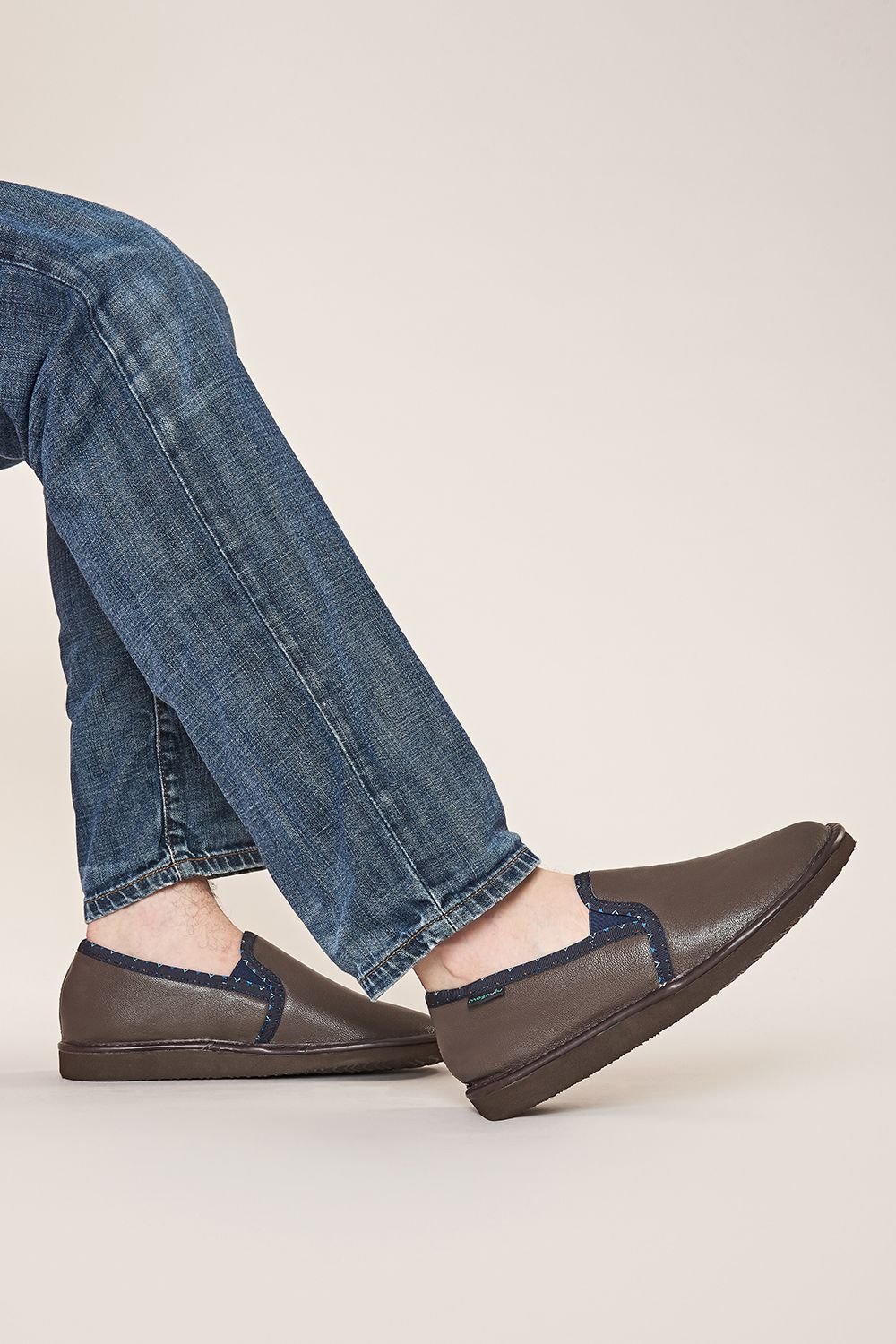 Moshulu Moshulu Men's 'Nepal 4' Men's Classic Leather Slippers in Brown - 2